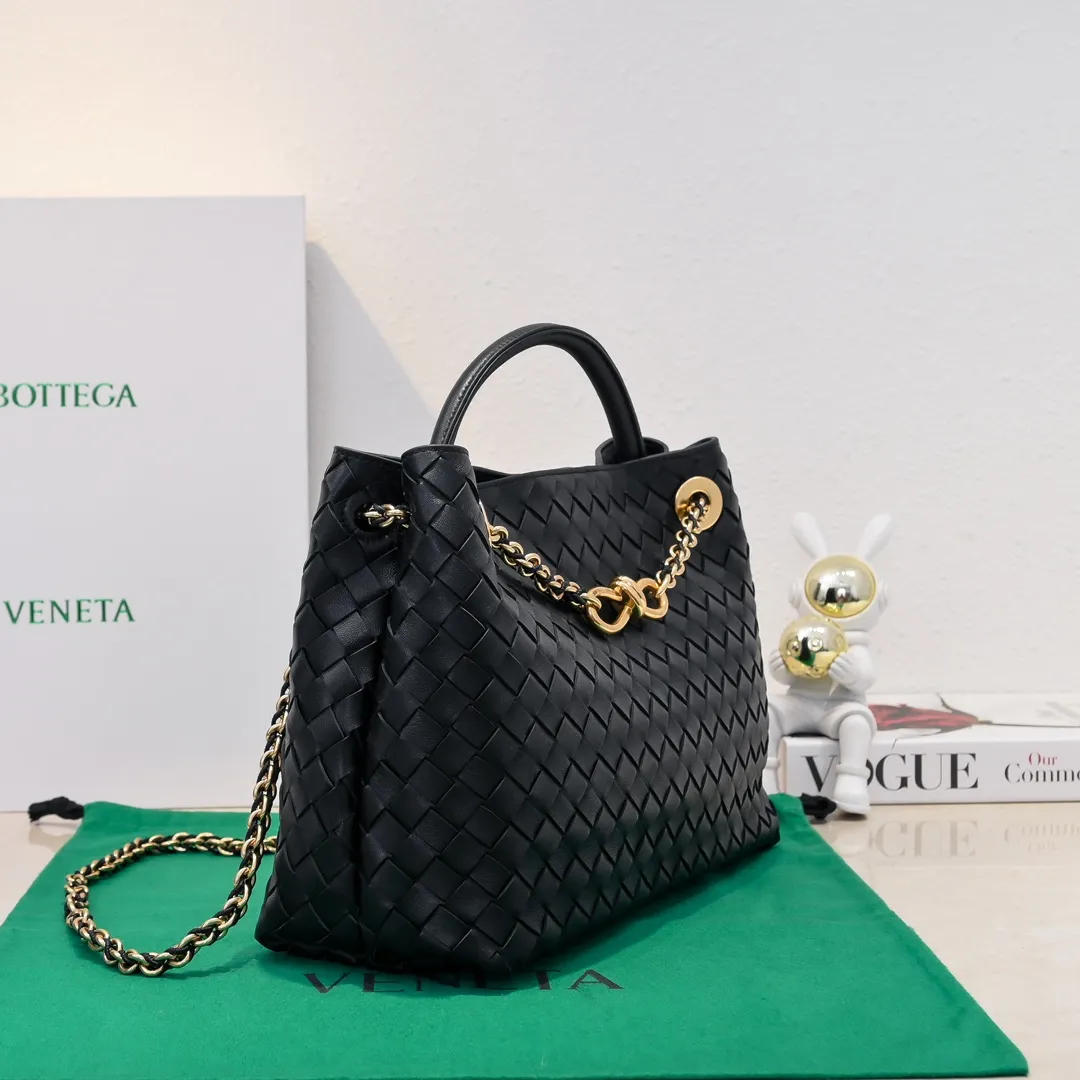 Batch 2460 BOTTEGA VENETA 2024 spring and summer new small ANDIAMO chain bag is also available! 🔥🔥I believe many friends have been waiting for a long time. The metallic chain adds a touch of sophistication to the original softness and elegance of Andiamo. The collision of classic craftsmanship and elegance creates a different kind of beauty. Style number: 6009 Size: 32*24*12cm